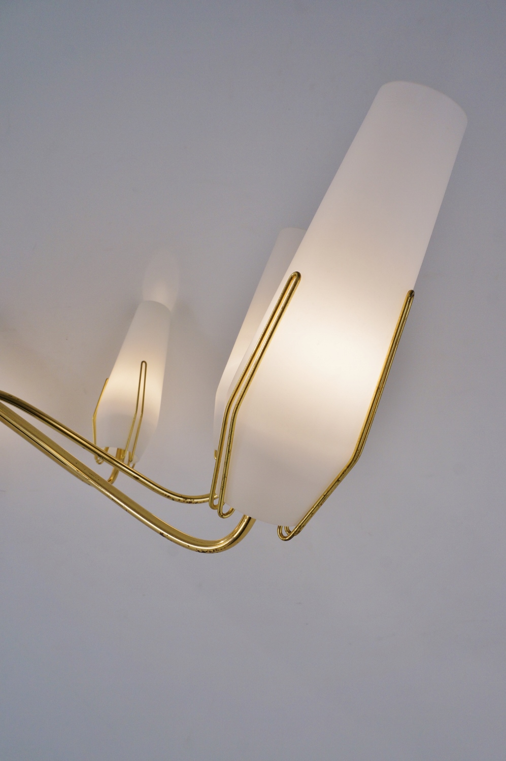 じゅん）伊1950年代　stilnovo ムラーノ・オパールガラス Stilnovo brass chandelier with opaline glass, 1950`s Italian